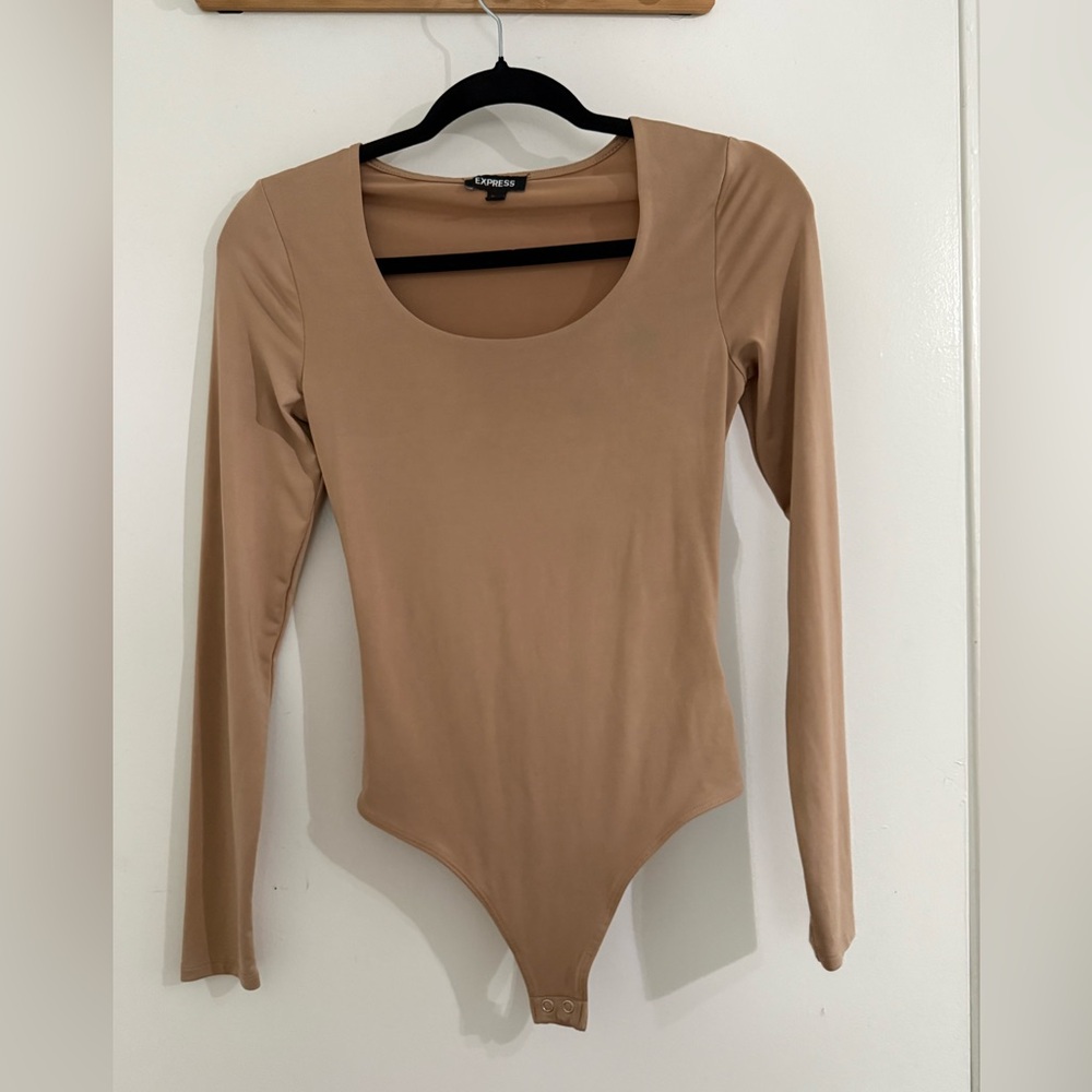🤎Express Long Sleeve Scoop Neck Bodysuit in Camel/Tan